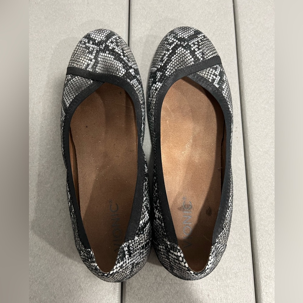 Vionic Flats Size 9 - Picture 7 of 7